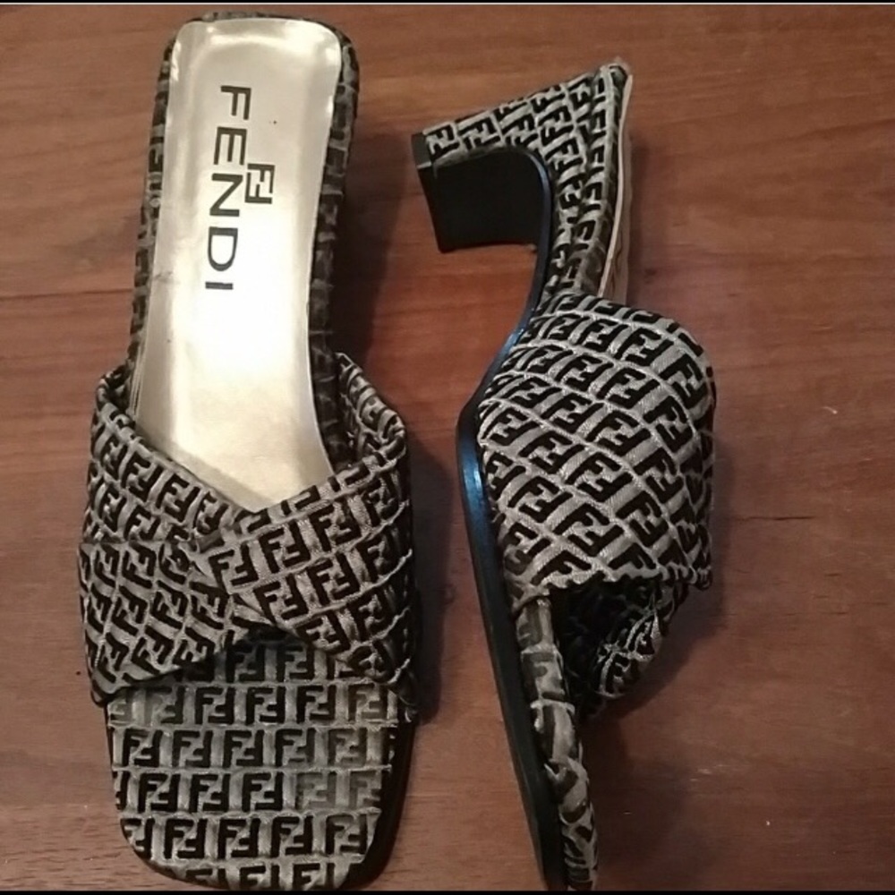 Vibtage Fendi slides sz 5